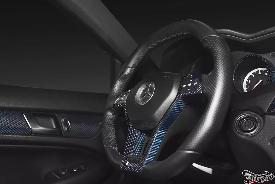 Mercedes C63. Ламинация натуральным карбоном деталей интерьера.